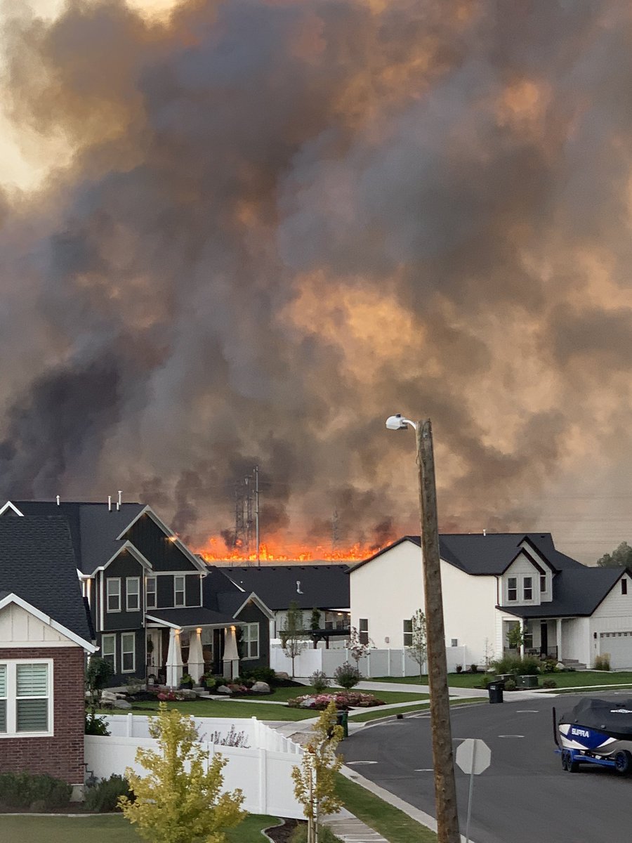 claytonflom's tweet photo. Some pics of #legacyfire as it approached my neighborhood https://t.co/4zxnk91FBK