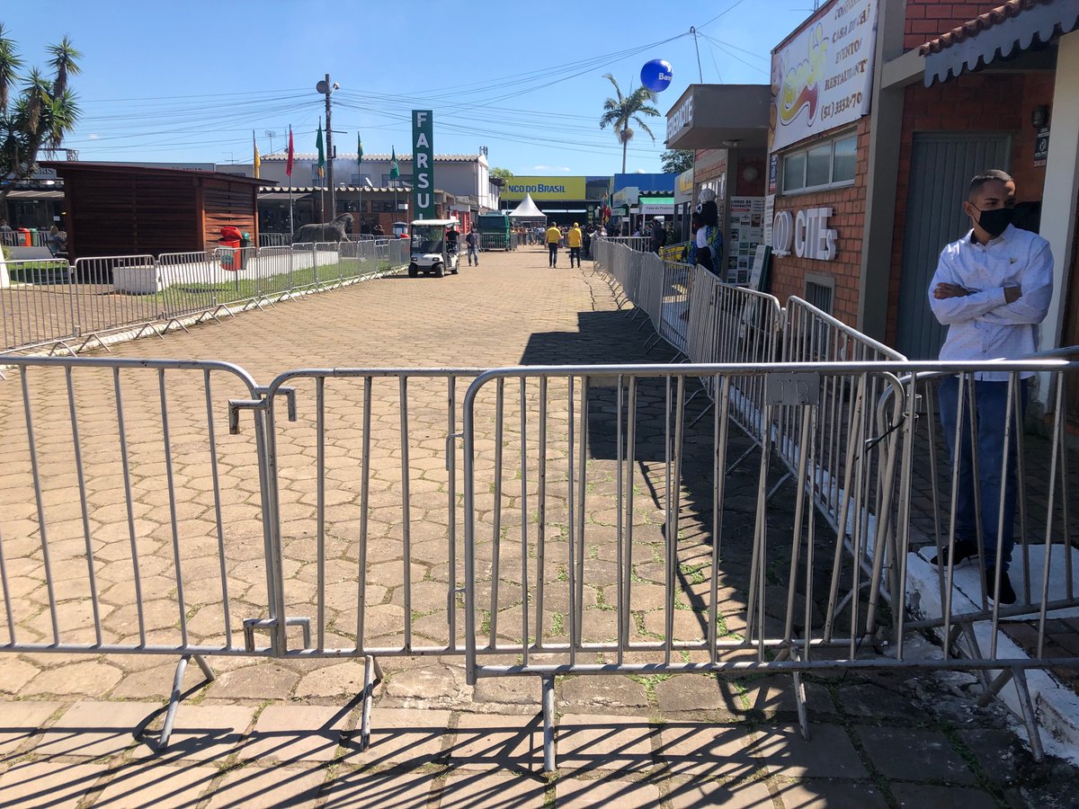 JC_RS's tweet photo. #JCnaExpointer: Público que veio visitar a feira reclama que bretes colocados por causa do presidente #Bolsonaro impedem que se possa transitar por todas áreas da feira https://t.co/rbERQTV17T