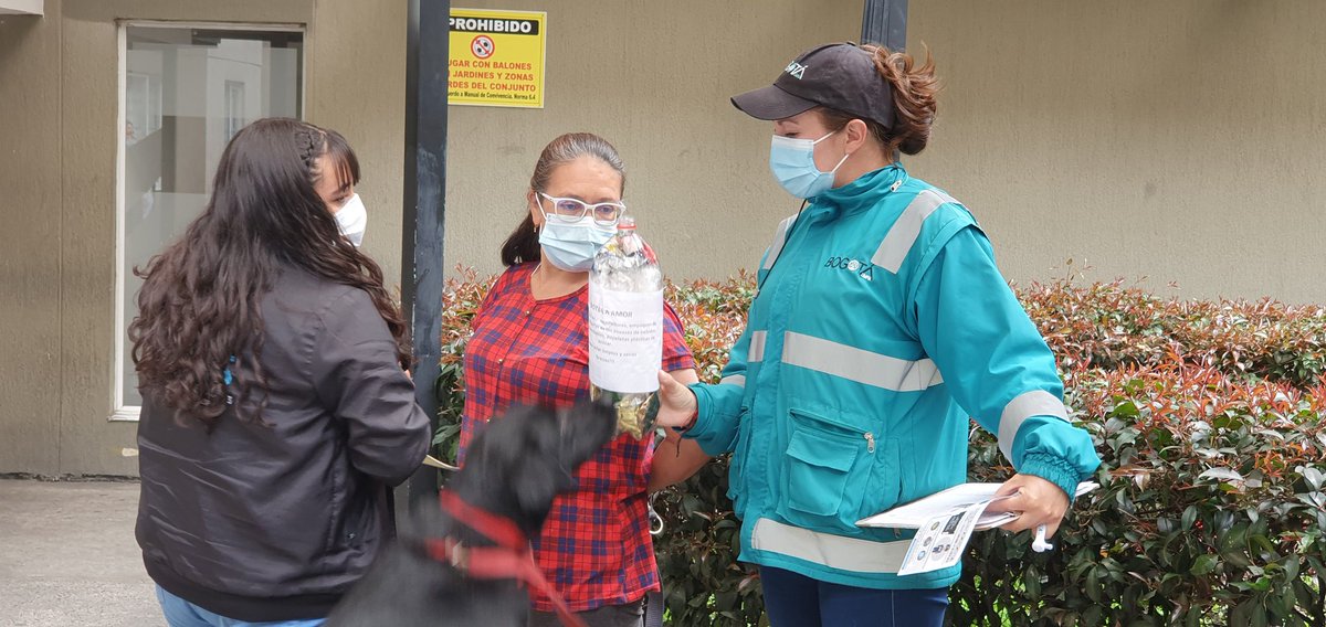 ¡Aprendamos a separar los residuos! ♻️
Hoy nuestro equipo de gestión social  👩🏼‍💼 junto a la <a href="/EMRS_ESP/">Asociación Entidad Medioambiental de Reciclador@s</a> , realizó charlas sobre separación en la fuente ♻️ a los residentes 👨‍👩‍👧‍👦 del Conjunto Residencial Parque Central Salitre Etapa III de la localidad de #BarriosUnidos.