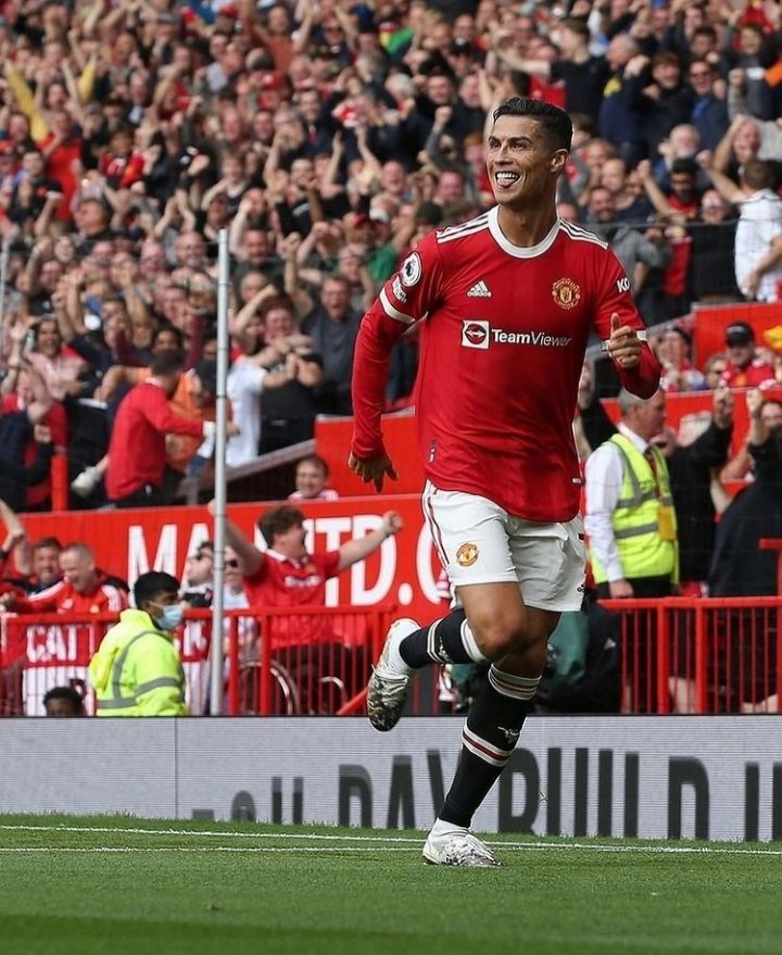 rabiscoesporte's tweet photo. O Teatro dos Sonhos voltando a ser o que era… 

Cristiano Ronaldo marca dois em sua reestreia e Manchester United vence Newcastle por 4 a 1 🤖⚽️⚽️

#manchesterunited #cr7 #premierleague https://t.co/uyxUuh7x6W