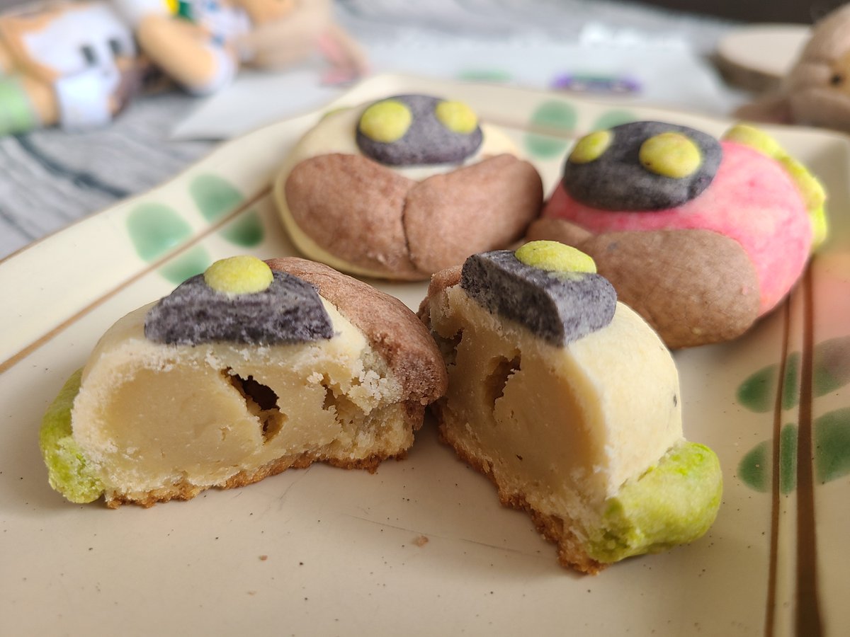 mikomiqo's tweet photo. Baked Mandagora mooncakes with brown sugar custard. The green is made of matcha, black is sesame, and brown is chocolate. My Khloe and Zhloe are made by 

@meriadocknows ! They're here to help me bake more desserts! 

#ffxiv #ffxivfood #mandagora #ff14 #mooncakes https://t.co/Ag7tjQY2zL