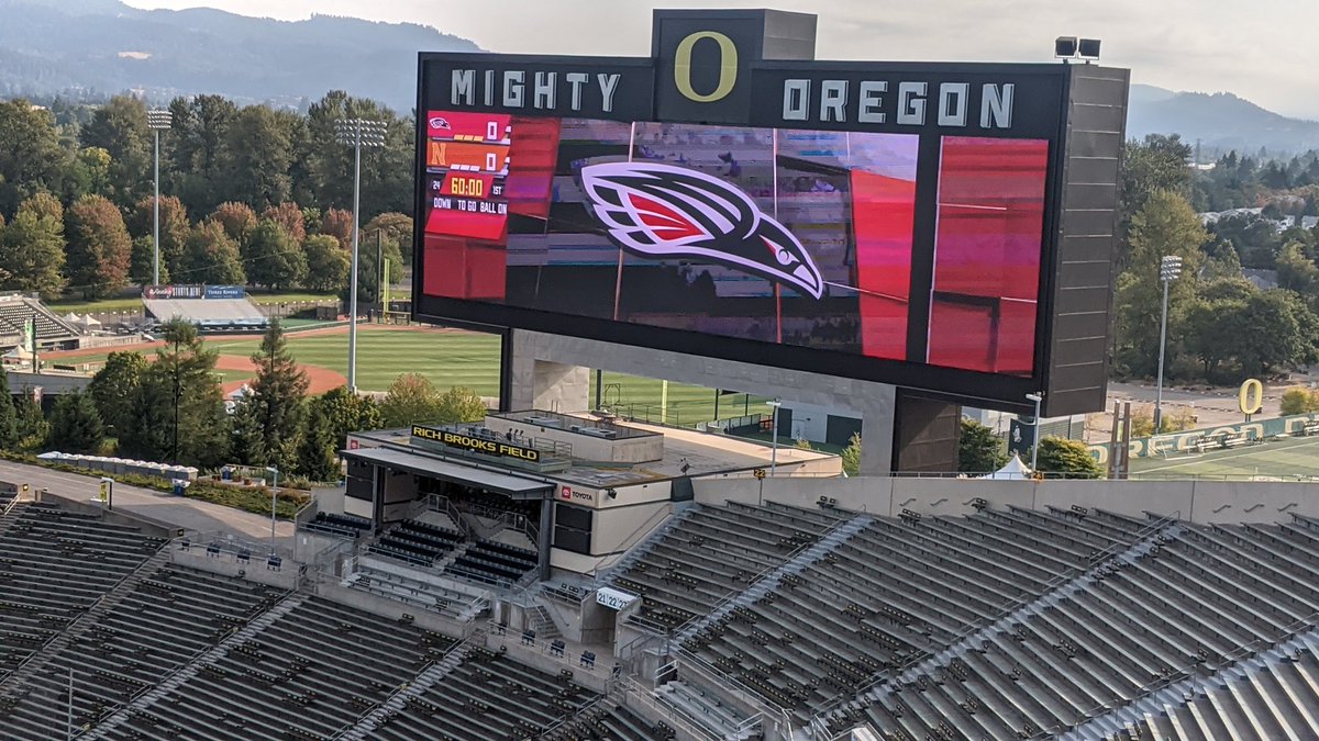 CoachHallcm's tweet photo. It's a great day to be a Raider. Blessed to have this opportunity. Thank you to @uoregon for being a great neighbor! #GameDay https://t.co/6Uhnhn8iwp
