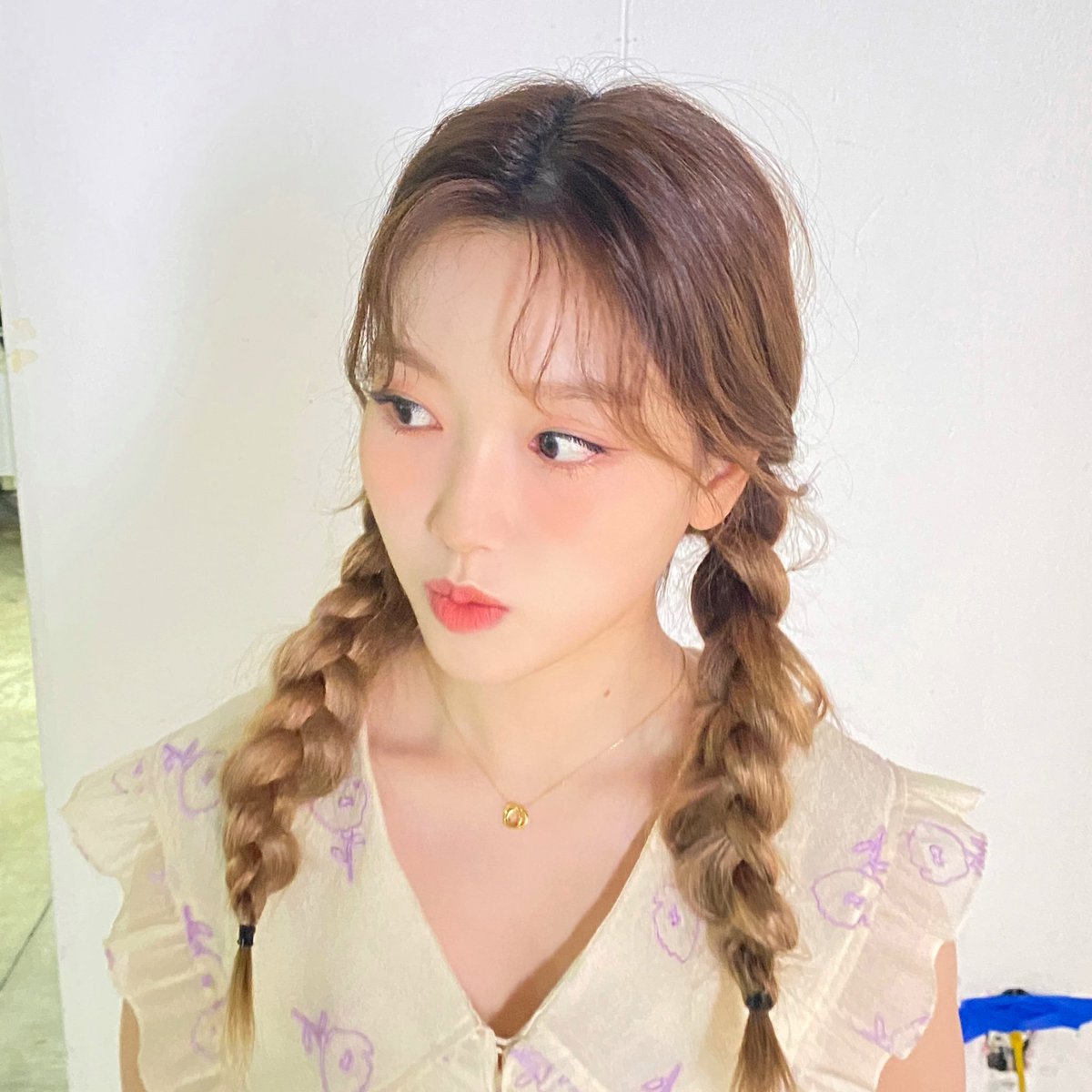 soulwonthinkr's tweet photo. so it was yves who braided gowon's hair 😭🥺❤ https://t.co/ceesMfJgUl