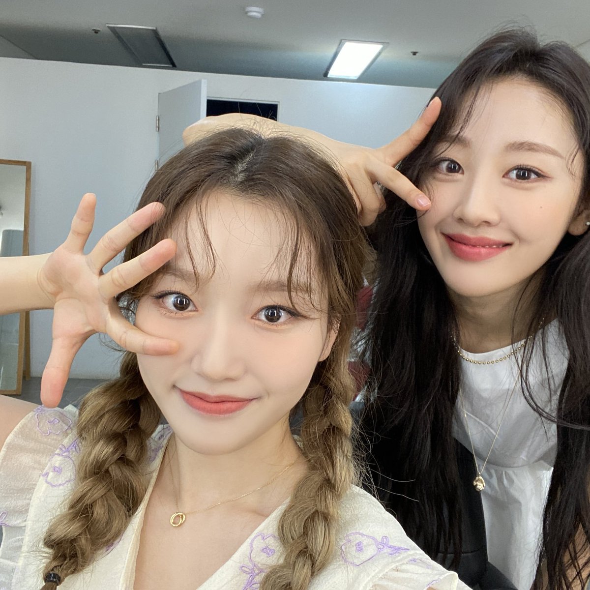 soulwonthinkr's tweet photo. so it was yves who braided gowon's hair 😭🥺❤ https://t.co/ceesMfJgUl