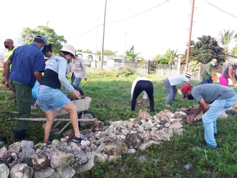 radio26cu's tweet photo. @radionline #Radio26
#Numerosas comunidades matanceras han sido ya testigos y partícipes de los programas de apoyo integral. Desde el ♥️ de los barrios líderes comunitarios e institucionales aúnan fuerzas en beneficio de pueblo.
@AsambleaCuba https://t.co/HYUdA0nbQJ