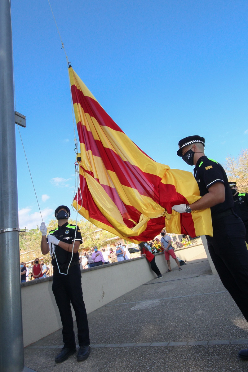 ajcabrils's tweet photo. Aquest matí a la Plaça del Mil·lenari s'ha celebrat la Diada Nacional de Catalunya, amb l'hissada de la senyera, l'ofrena floral, amb la participació de nombroses entitats de #Cabrils, i l'actuació, per primera vegada, de l'Agrupació Coral La Concòrdia - Santa Helena. https://t.co/BG66JPtjfM