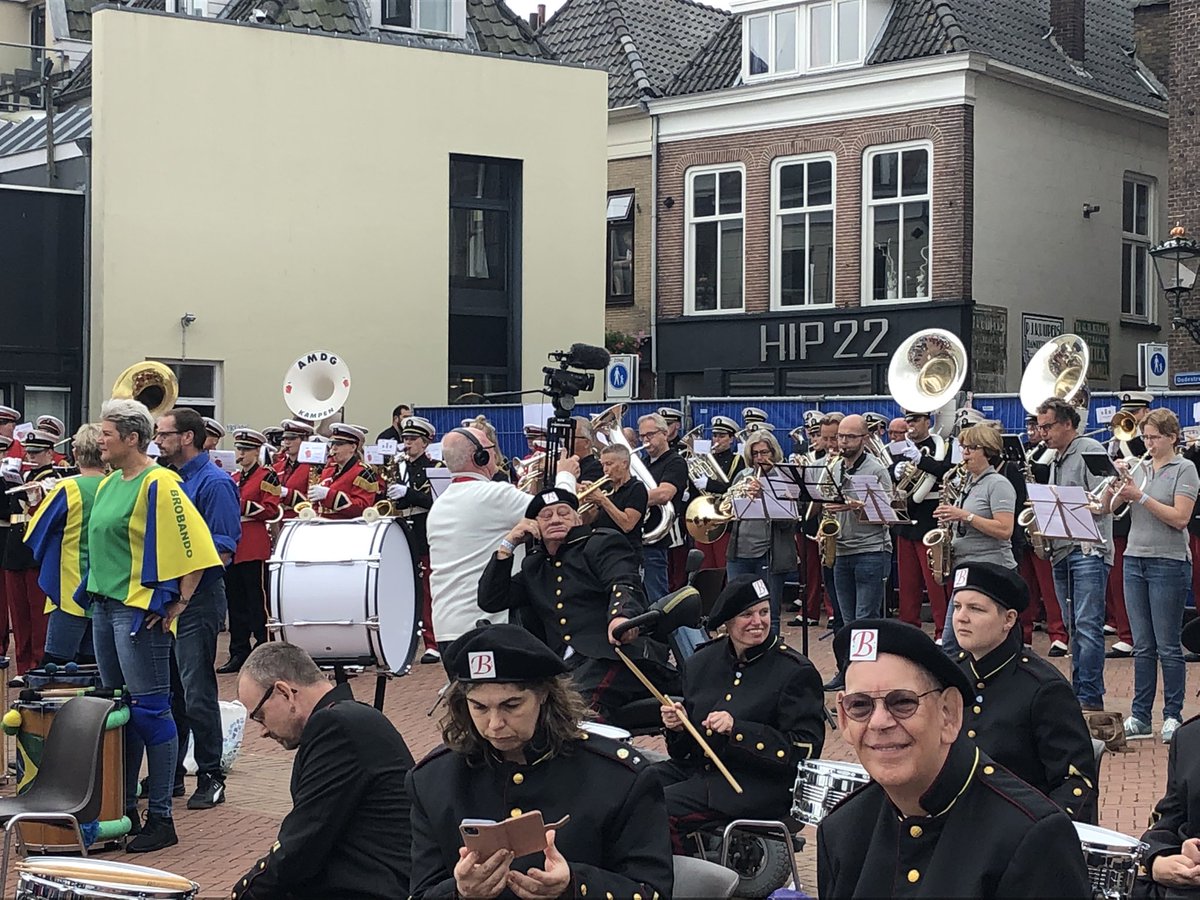 Gemeentebestuur en inwoners <a href="/gemKampen/">Gemeente Kampen</a>, medebestuurders in <a href="/VRIJsselland/">VR IJsselland</a> en <a href="/ProvOverijssel/">Provincie Overijssel</a>. Mooier afscheidsfeest dan jullie mij hebben gegund had ik in de verste verte niet kunnen dromen! Zoveel warmte en voorstellingen! Woorden schieten mij tekort, behalve: DANK JULLIE WEL!