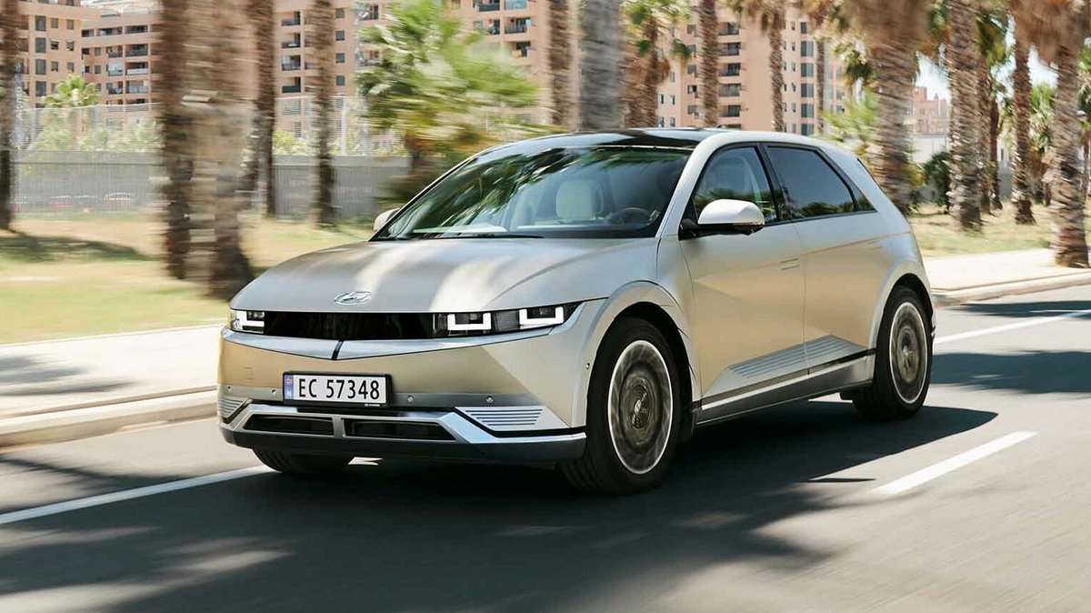 TopGearNL's tweet image. Zo rijdt de nieuwe Hyundai Ioniq 5: topgear.nl/autotests/hyun…
📷: © Hyundai
🚗: #Hyundai #HyundaiIoniq5 #Csegment #elektrisch #ZuidKorea #autonieuws #auto