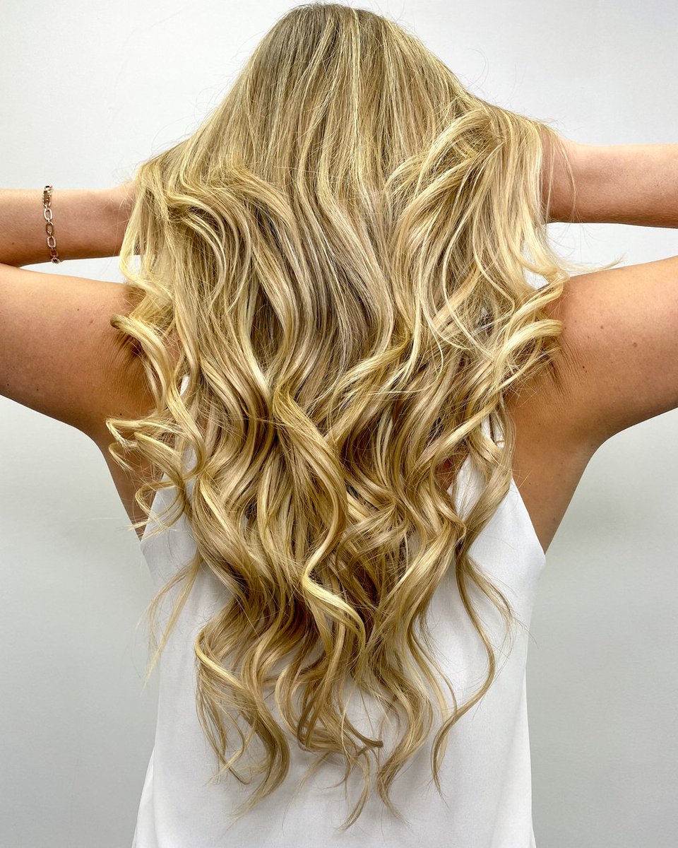 A new set of extensions for this beaut and Jeeze Louise, what an epic match Nick has just blown this fitting out the park you can NOT see whats extensions or whats natural hair. You can sit and stare for a while if you like I certainly did lol, 😂  but I still didn't find the l