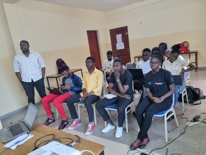 Raissa0132's tweet image. 🚨 Table ronde n°4:checkpoint des projets 
Durant cette séance,on a eu droit à une circulante présentation de la plateforme Signales🤌🏼.Elle a pour objectif de nous aider à signaler les différents incidents qui ont lieu dans notre pays😥.
#seedcommunity 
#xcodepath 
#path_python