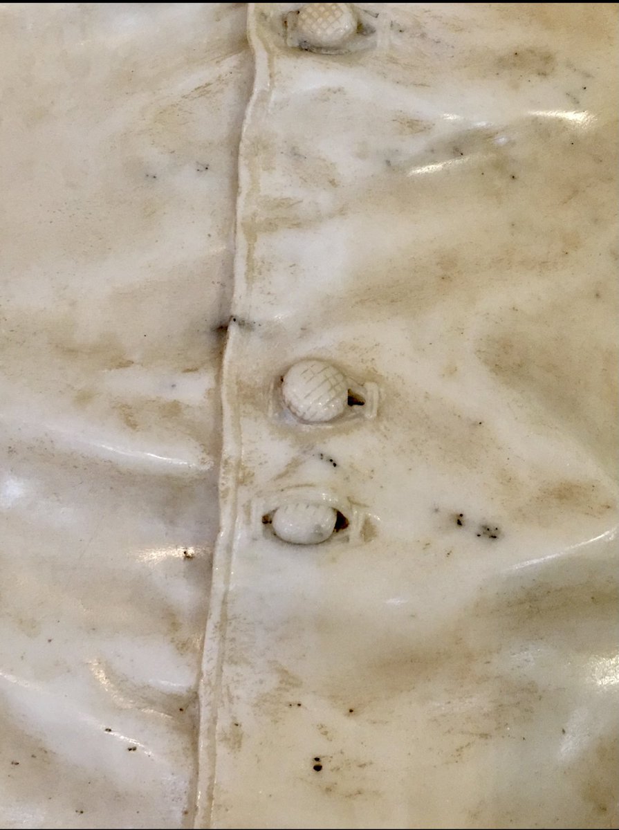 Particolare di una scultura del Bernini, lasciava sempre un bottone mezzo slacciato, era quasi la sua firma