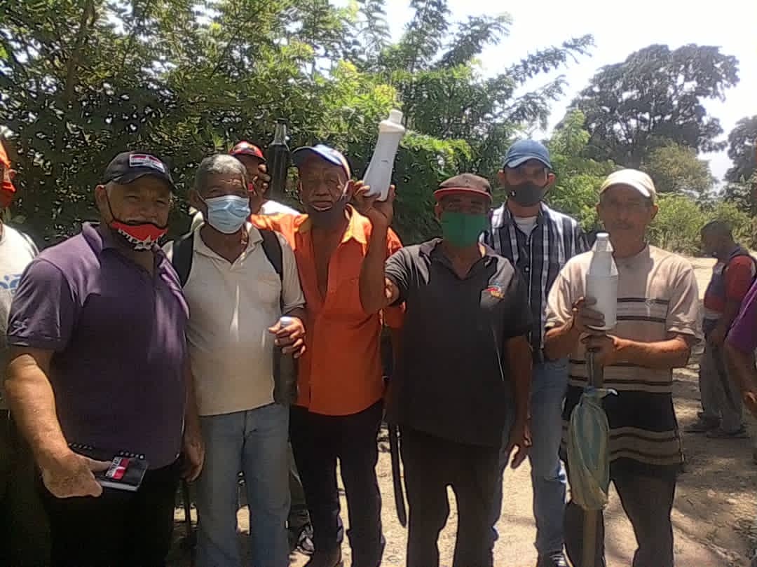 MRT_yaracuy's tweet photo. #11desep Continuamos desde el municipio @Cocorote fortaleciendo lazos con nuestros hermanos campesinos para seguir impulsando la producción.
¡Ante la guerra económica, producción popular!🔴⚫🌱🌾
#ComunicacionRebelde
#LosRebeldeSomosMas
@WBenavides_MRT
@TupamaroMRT
@HAbreuMRT https://t.co/GTtNcmjzTN