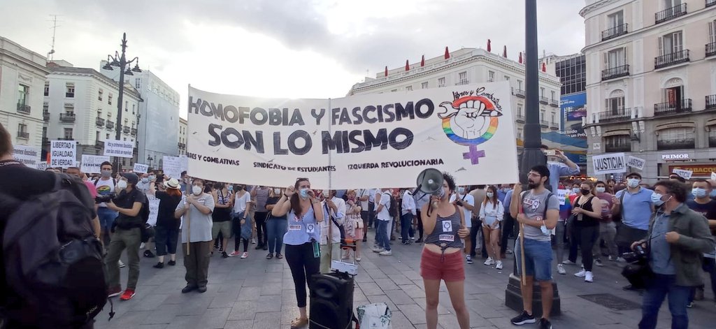 LibrsyCombativs's tweet photo. La Puerta del Sol llena de nuevo contra la #LGTBIfobia y en defensa de unas vidas libres de opresión y violencia.
Queremos ser lo que somos. ¡Fuera fascistas de nuestros barrios! 🏳️🌈✊🏽 https://t.co/uv0DJIwIOM