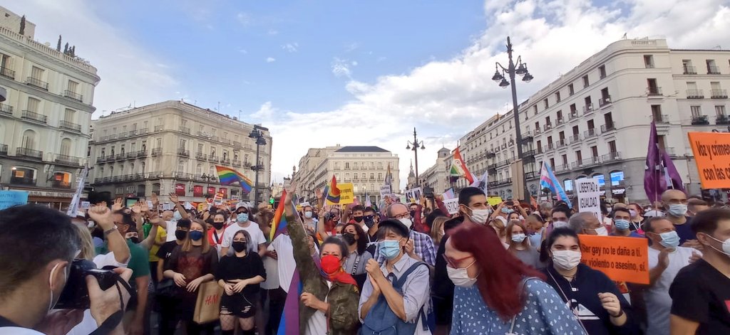 LibrsyCombativs's tweet photo. La Puerta del Sol llena de nuevo contra la #LGTBIfobia y en defensa de unas vidas libres de opresión y violencia.
Queremos ser lo que somos. ¡Fuera fascistas de nuestros barrios! 🏳️🌈✊🏽 https://t.co/uv0DJIwIOM
