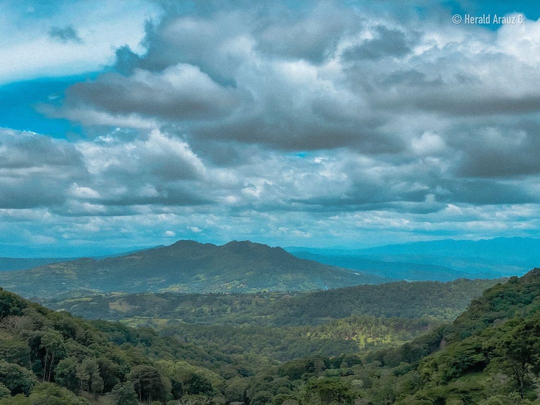 Posted • @harauzc Hermosa vista de las montañas que rodean la bella ciudad de Esteli.
.
.
.
.
.
.
.
.
.
.
.
.
#travel #viajes #rural #sky #skylovers #nicaraguense #nicaragua #nica #nicaragua🇳🇮 #asiesnicaragua #discovernicaragua #nicaraguatravel #nicalife