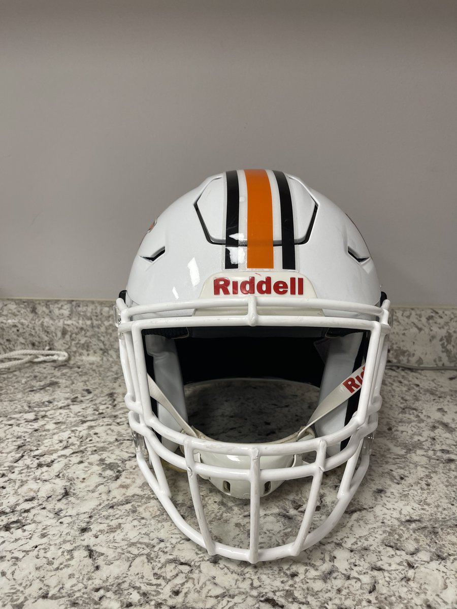 HelmetHs's tweet photo. Please, please send pictures to texashelmetproject@gmail.com or tag me so I can get your school's helmet updated. Images likes these sent by @jacket_radio makes it quick and easy to get helmets addeed. @dctf https://t.co/bwhnN7PM6b
