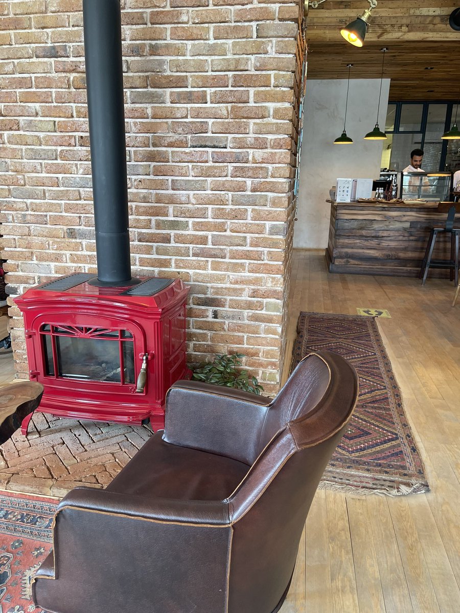 كوفي أندرينا
 <a href="/andarena_coffee/">مقهى اندرينا | Andarena Cafe</a> 
📍غرناطة
ديكور المكان حلو وأجواء الجلسة فيه مختلفه 😍
زيارتي كانت بالنهار وجداً أعجبني المكان 
إن شاء الله أروح له الليل له جو آخر أكيد 🤍
طلبت لاتيه وكان ممتاز
يقدمون ماء مجاناً ✅
المكان رايق يستحق العنوة ✅