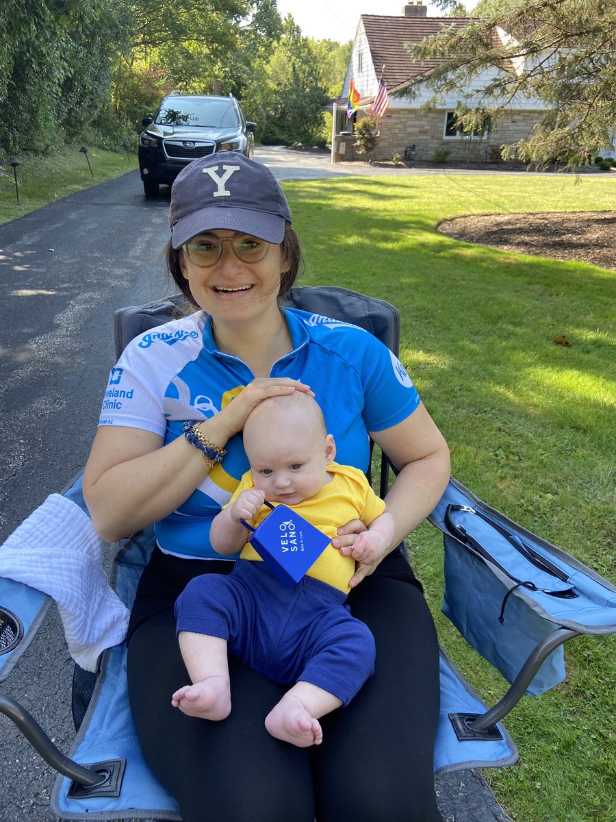 Taliatweets's tweet photo. @bikeVeloSano cheering on the riders as they crest Shaker and SOM!!! #clecliniccancer Stella’s first Velo, in memory of her Great-Grandma Estelle 🙌🏼💗🚴‍♂️ https://t.co/v6rpCIM9G1