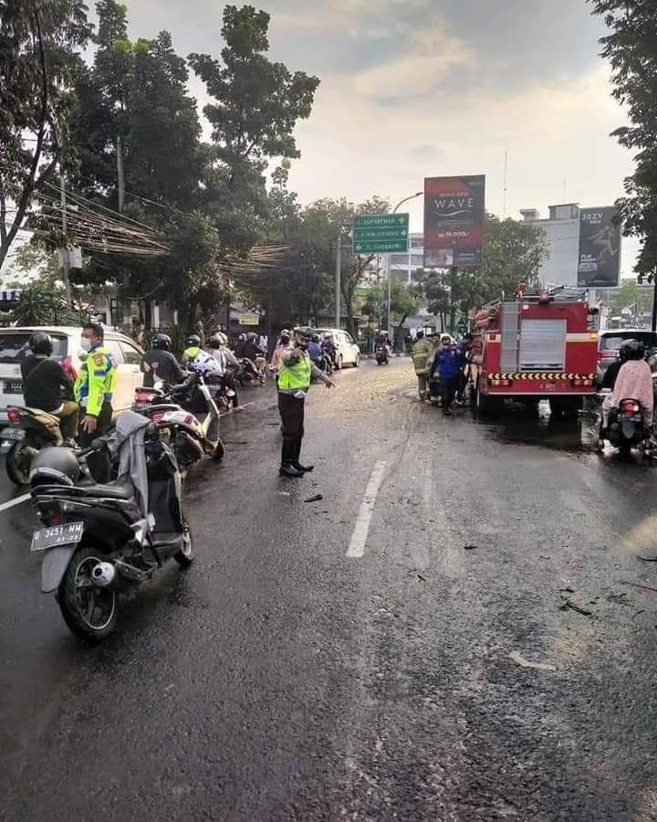 txtdrkaumbengek's tweet photo. Ketika mobil tinja mengalami kecelakaan https://t.co/cFUu6u2YAT