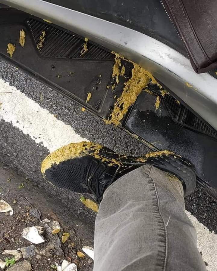 txtdrkaumbengek's tweet photo. Ketika mobil tinja mengalami kecelakaan https://t.co/cFUu6u2YAT
