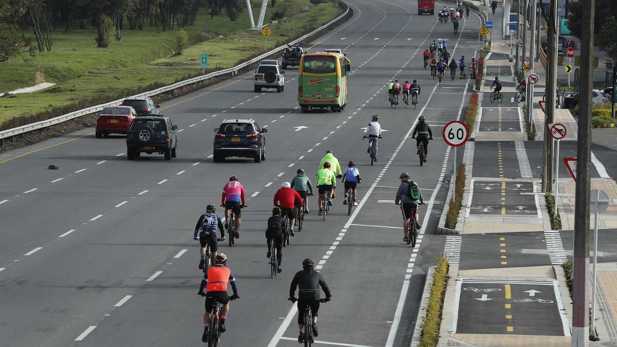 jmanalich's tweet photo. Hay que lograr un cambio de contrato con las autopistas de la Región Metropolitana y permitir  ciclismo los fines de semana, con todas las precauciones. https://t.co/wPrJ85wUc5