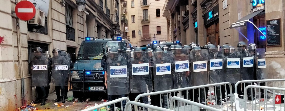 CarlesHeredia's tweet photo. Va, nacionals, avanceu un parell de metres i feu el cordó junts, que quedarà més maco i podreu penjar-ho en els vostres foros policials.

Amigooooos para siempre! https://t.co/HwjGelIoXC
