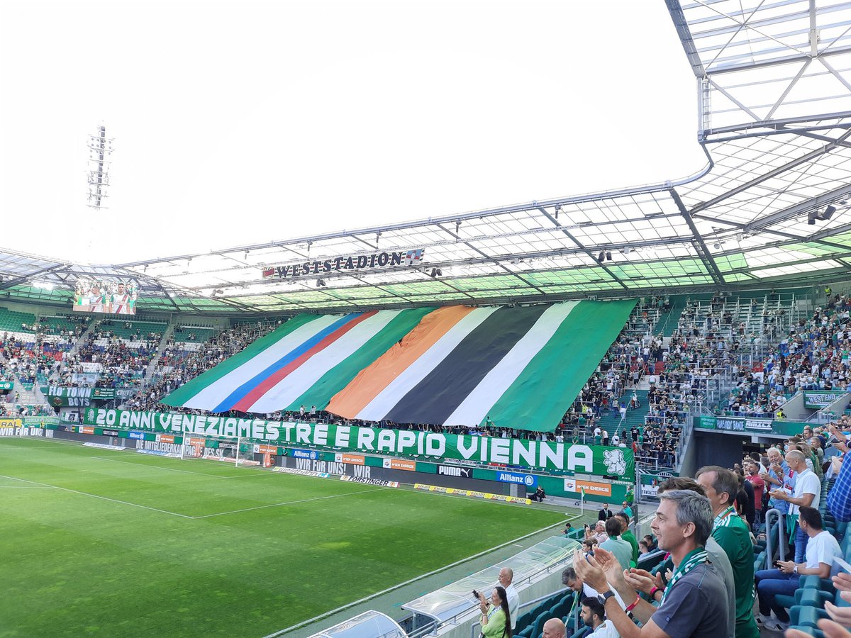 nkardy2's tweet photo. Les Ultras du Rapid Vienne célèbrent 20 ans de jumelage avec leurs homologues de Venise. #SCRADM https://t.co/TvLj9xpkVA