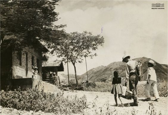 OBrasilAntigo's tweet photo. Atendimento realizado no campo pelo Serviço Nacional da Malária, em abril de 1960. 
* Local não informado 
- Arquivo Nacional https://t.co/uhG21wKbJa
