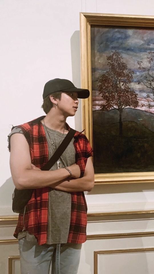 prkjmitboy_'s tweet photo. Namjoon de date de museo, mu concepto favorito https://t.co/9uJbN7YLFB