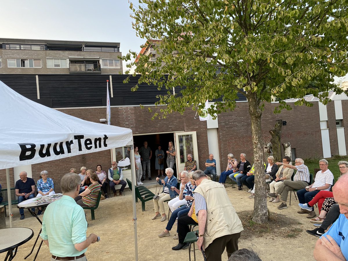 Leuke bijeenkomst op vrijdagavond bij de #Broedplaats #Langdonk #Roosendaal. Met veel bewoners en instanties <a href="/gem_roosendaal/">Gemeente Roosendaal</a> @Politie_Rdaal  <a href="/HandhavingRsd/">𝗛𝗮𝗻𝗱𝗵𝗮𝘃𝗶𝗻𝗴 𝗥𝗼𝗼𝘀𝗲𝗻𝗱𝗮𝗮𝗹</a> <a href="/WijZijnRsd/">WijZijn Roosendaal</a> @alwel #polrsd e.a. Samen de wijk mooier maken @hvmidden <a href="/IngeRaaij/">Inge Raaijmakers</a> Prachtige ontmoetingsplek in de wijk!