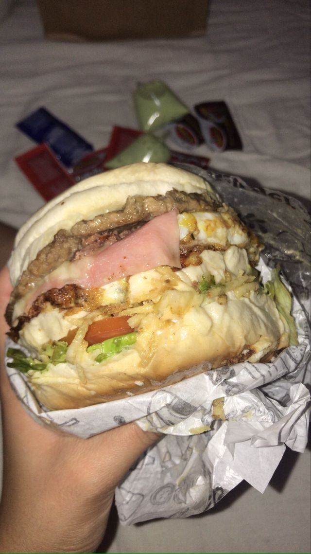 food_porn17's tweet photo. A maionese verde não pode faltar https://t.co/CkHBEZ0yJv