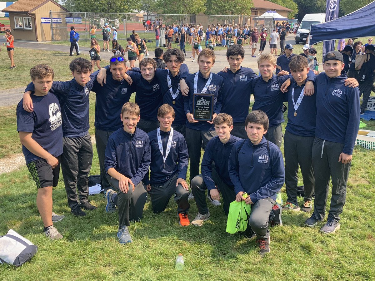 ChiJonesXCTF's tweet photo. Congrats to JV team stepping up today to get job done &amp; take home the W at Lake Park! Sam Mortensen led way w/ runner-up finish,followed by medalists Joey Scalise (5), Alexander Papadopoulos (8), Shammai Winitizer (12)! Kai Lee, Peter Flynn, newcomer Beck Edwards round out top 7! https://t.co/IbMgkpsDEg