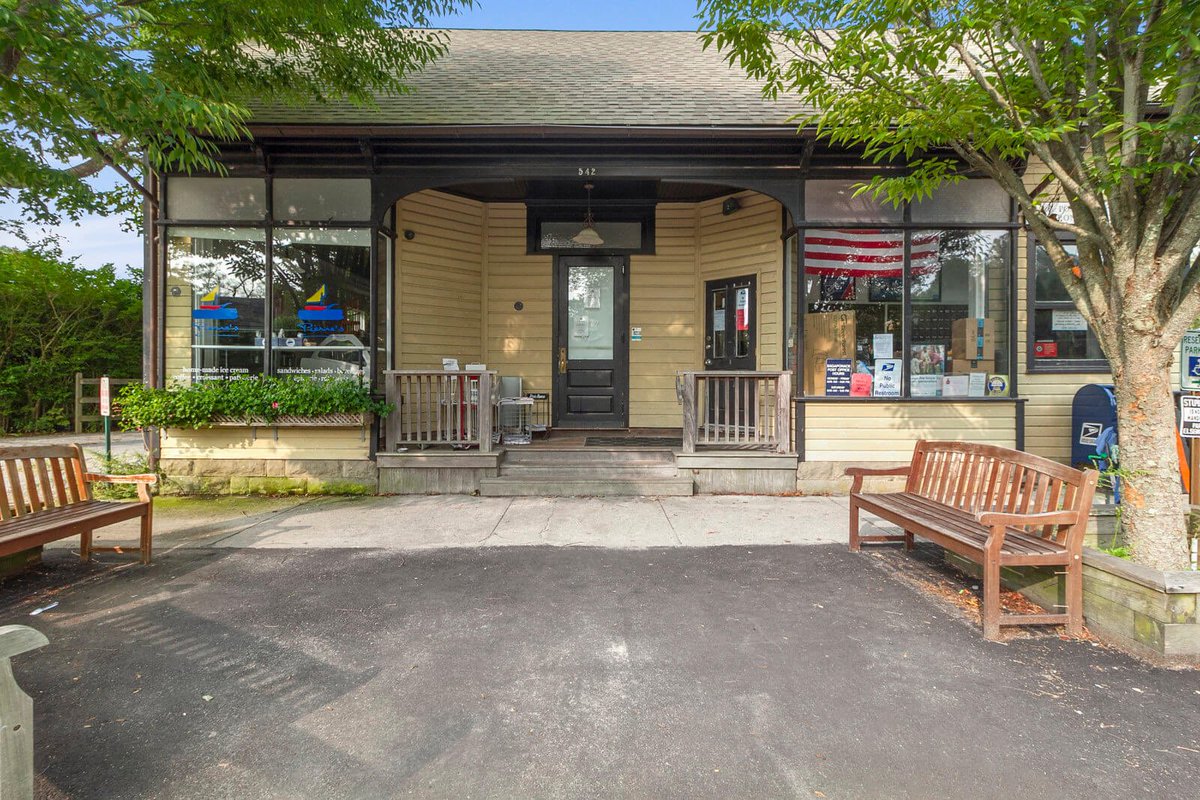 StroughHamptons's tweet image. Sold and Closed! The iconic Sagaponack General Store! Last ask $4M. Much respect for the history and influence of this important building.