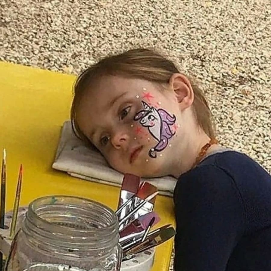 据说，特别没有安全感的女生都这样：不麻烦别人，自己一个人死撑，总想把所有事做好。这辈子从来就没坚强过，大小坎都是自己死撑过去的；但同时又玻璃心和自卑，生怕做错事说错话；特别在意别人的眼光和看法。还有一点，别人稍稍对你好一些，就恨不得把自己所有最好的东西都给对方。