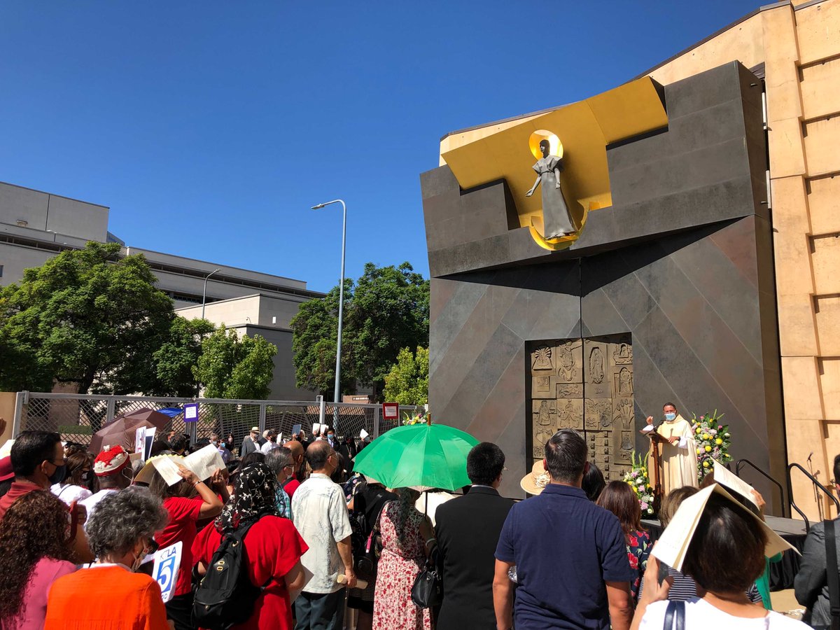 lacatholics's tweet image. Join us as we open the Holy Door and celebrate the beginning of the #JubileeYear gathering around His table. #ForwardinMission forwardinmission.com/live-stream