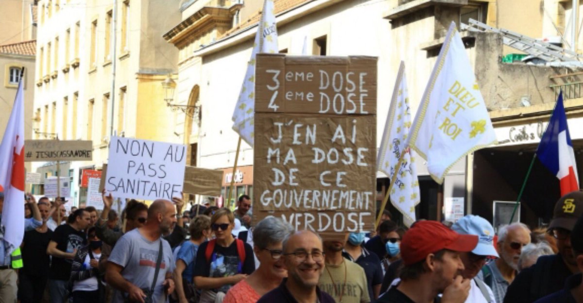 jlmalys's tweet photo. Photo prise à Metz par un journaliste du @lerepu 

A gauche « jesuisCassandre » (l’ex-Fn poursuivie pour antisémitisme)… a droite « Dieu et le Roi ».

Ils se moquent du pass sanitaire ou du vaccin.
Juste des fascistes qui déversent leur haine.

Honte à ceux qui se mêlent à eux ! https://t.co/BD1dWj8CEC