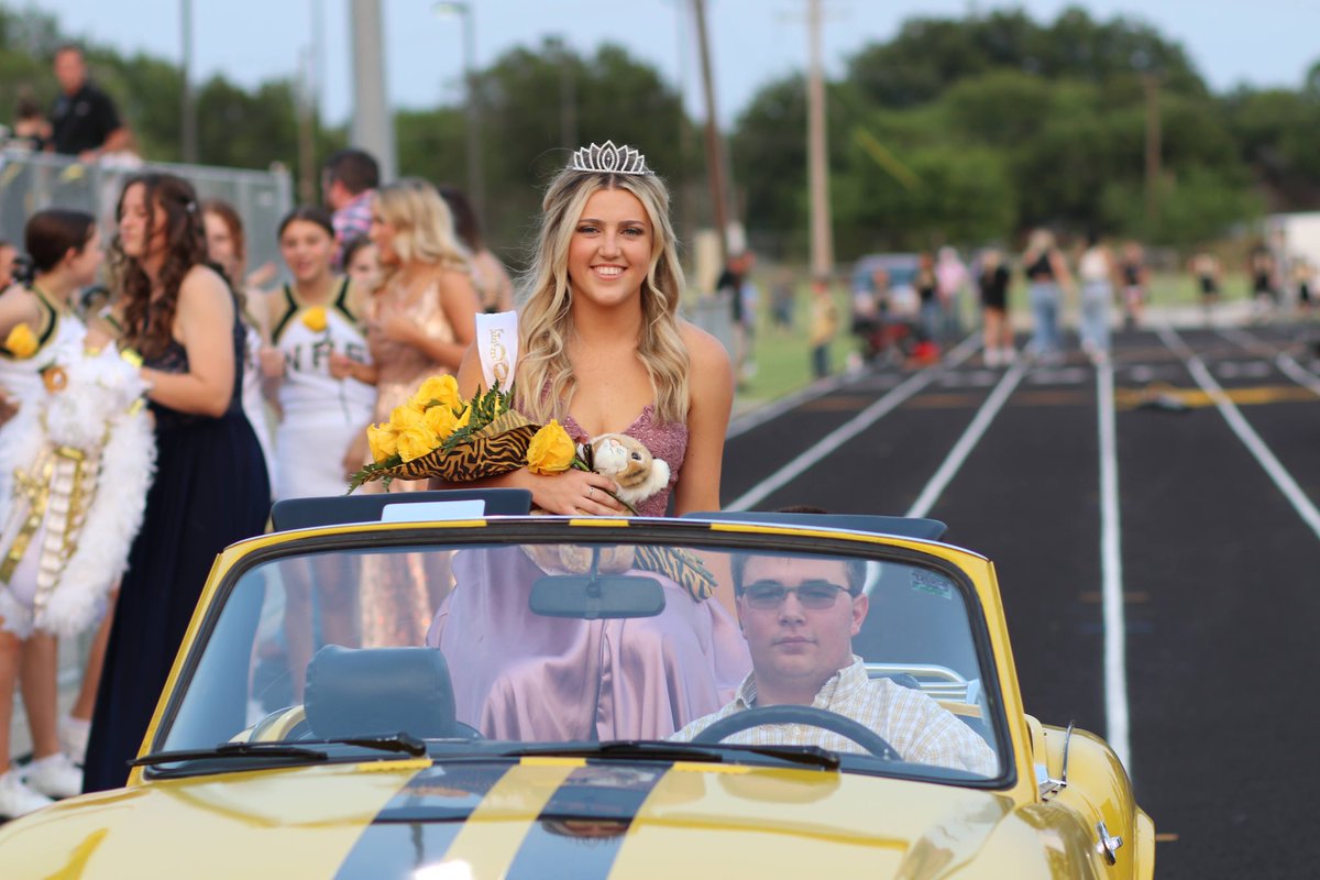 WhitewrightB's tweet photo. Congrats to Natalie Alexander Football Sweetheart 2021 https://t.co/8YWIQ4K7CP