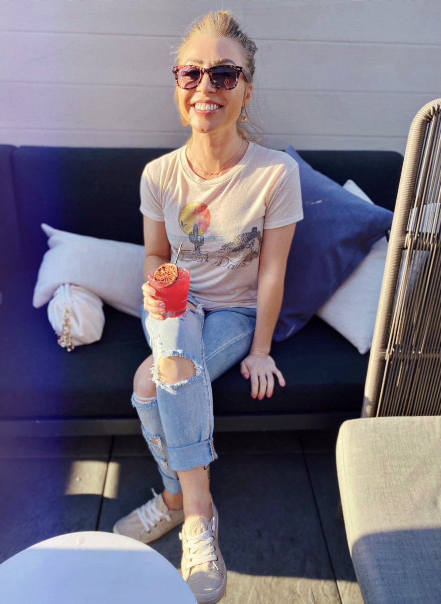 Cheers to the freakin #weekend! 🎉🥂🎶 #AndyRose1111 #youtuber 

instagram.com/p/CTpr_6vJPuP/…