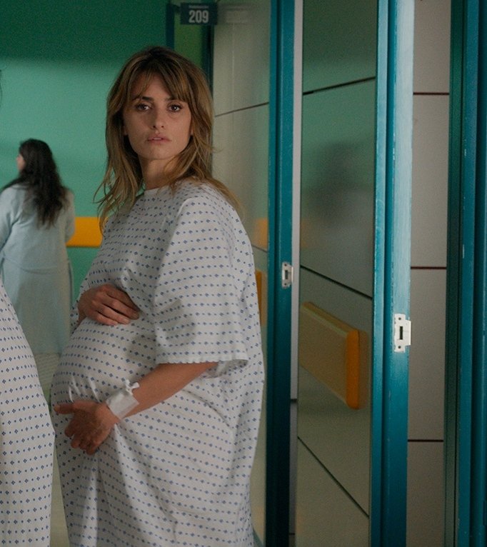 Penélope Cruz gana la Copa Volpi a la Mejor Actriz en el Festival de Venecia por Madres paralelas, la película de Pedro Almodóvar. ¡Enhorabuena!  #Venezia78