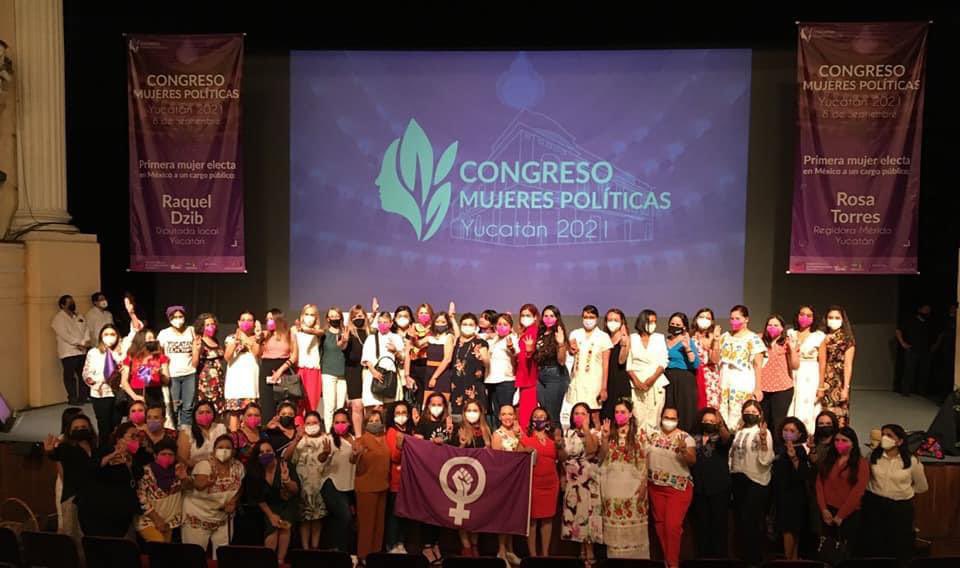 Vaya imagen memorable al término de los trabajos del <a href="/CongresoMP/">Congreso de Mujeres Políticas</a>.
Todas, todas, todas.
El recinto estaba desbordado de energías de nosotras y de las ancestrales.
¡Maravilloso¡