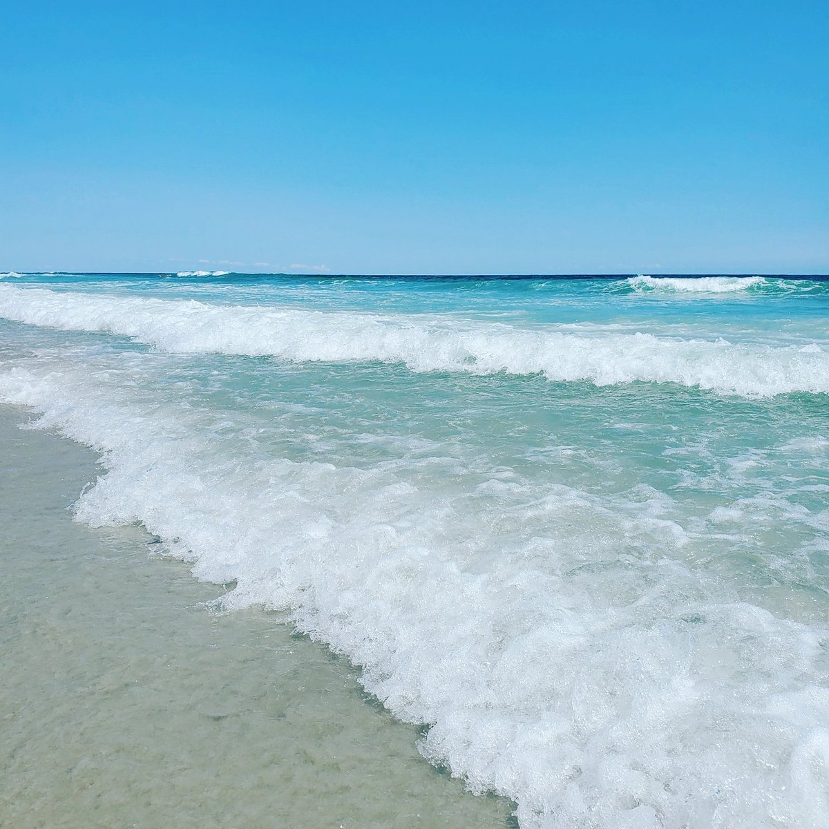 #summer ain't over here down in #northcarolina #beach . Stunning scenery right here ⛱😍🌊 been filming some #scary scenes for our new docu coming out in October and nice to be in this living painting currently. #Beachday #instabeach #summer2021 #sand #gorgeous #beautifulday #sun