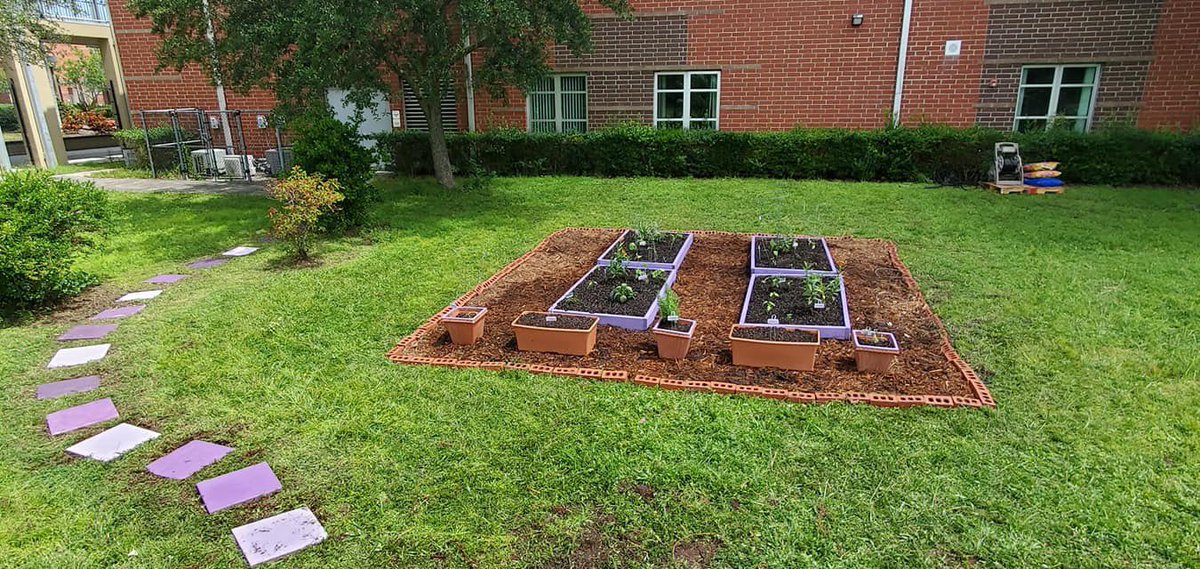 bgcmartincounty's tweet photo. Thank you to our #BGCMC @AmeriCorps service members for completing this special service project in honor of #PatriotsDay! @AMSStallions will be enjoying this outdoor learning space for years to come. #StrongerTogether #AllinMartin https://t.co/s2toj3Zkd1