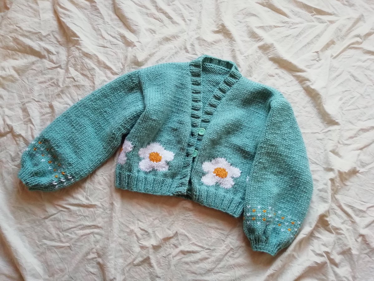 Çiçekli hırkaya farklı bi boyut getirirsek diyelim ✍🏻