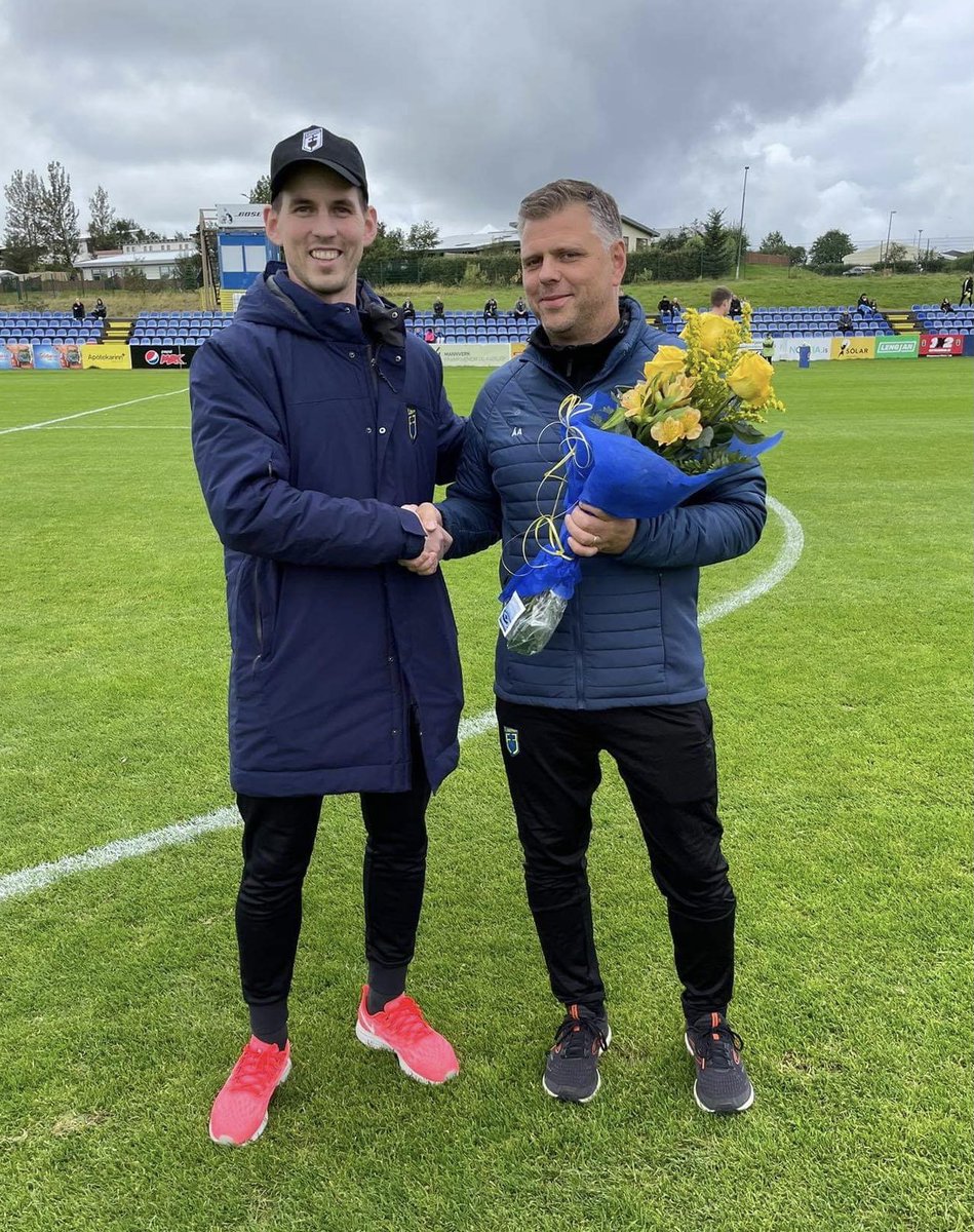 Í þessum síðasta heimaleik Ása vannst flottur 2-1 sigur gegn sterku liði Vestra. Fyrir leik veitti Kolbeinn, formaður KND Fjölnis, Ása þjálfara viðurkenningu fyrir störf sín hjá knattspyrnudeildinni.

#FélagiðOkkar