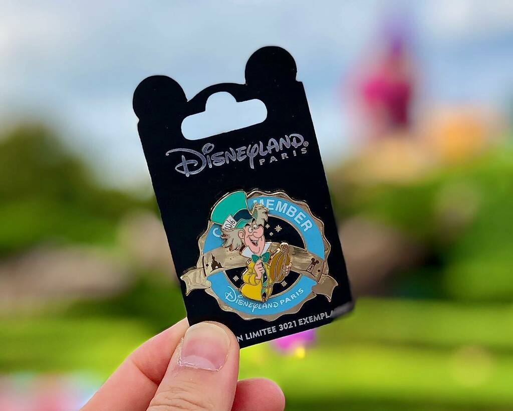 PhotographEars's tweet photo. 🤪 la semaine dernière ce n’est pas 1… mais 2 pins Cast Members qui sont sortis !!!… c’est complètement fou, non ?! 
—
#disneycastlife #castmemberlife #castmember #dlpcastmember
#disneylandparis #disneyland #disneyparks #disney 
@disneylandparis 
#pho… https://t.co/cYYe7XbZtO https://t.co/OoiQl56aK3