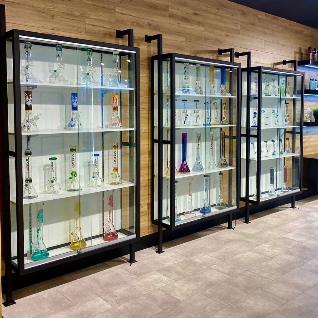 sativabliss1's tweet photo. We carry a large variety of bongs and accessories for all you weed needs. From pipes, bongs and papers to creams, apparel and trays. Your local drug dealer just got upgraded in a fresh new way  🍃 https://t.co/uHw9vLfA4k