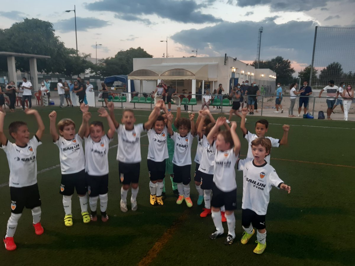 Academia_VCF's tweet photo. VCF PREBENJAMÍN B FUNDACIÓN
🏆 CAMPEONES TORCAF 🏆
➡️ Victoria en los penaltis en la final del #Torcaf tras empatar 3️⃣➖3️⃣ ante el @CanteraGranota
!Enhorabuena ✌!
#ADNVCF 🦇 https://t.co/wi3opz4nsq