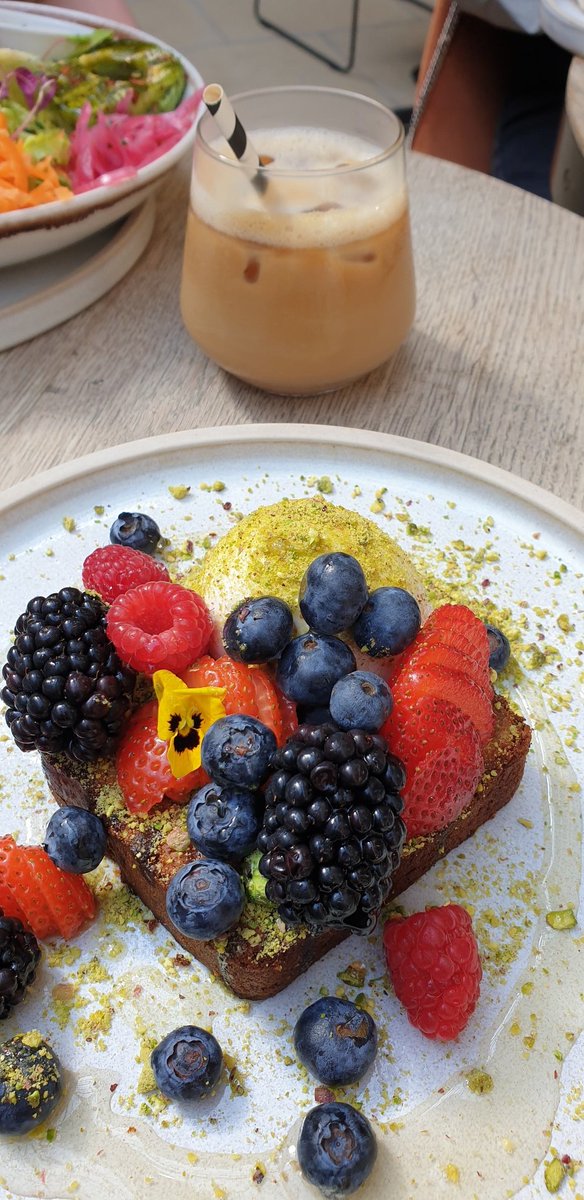 The perfect Saturday in #London 🥰 Sunshine, beautiful views and brunch 🍓 @WhiteMulberries