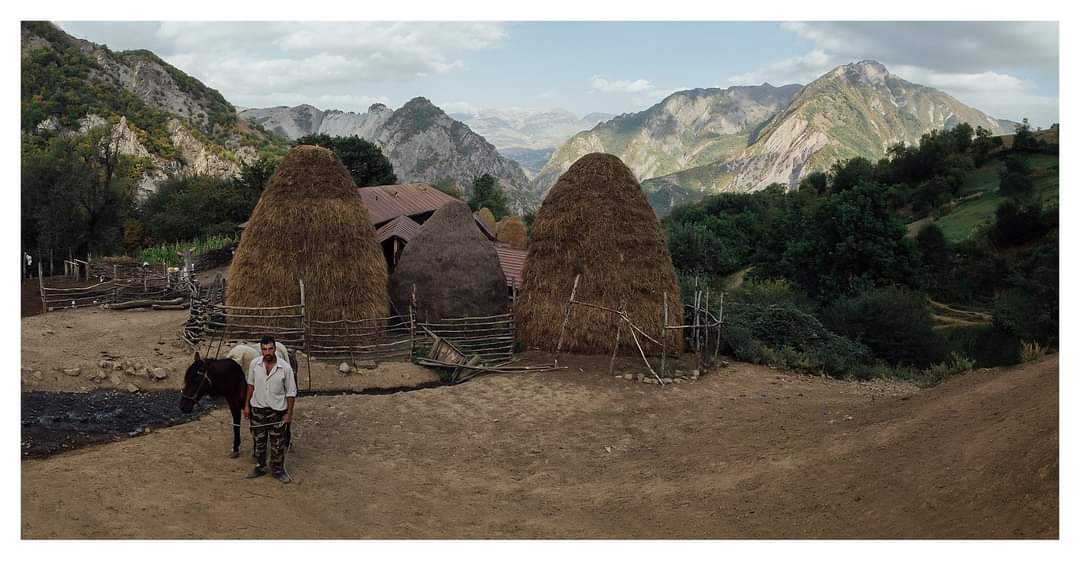 İsmayıllı rayonu Kənəyə kəndi,3 qardaşın yardatdığı kənd,3 ailə,3 ev.Kənd Namazgah kəndindən 3km məsafədə yerləşir.Kəndi şəhər mərkəzi ilə birləşdirən maşın yolu yoxdur.Əsasən maldarlıq,kartof əkini ilə məşğul olurlar.Əlavə gəlir mənbəyi,ənənəvi üsulla kömür basmaçılığıdır.
2018