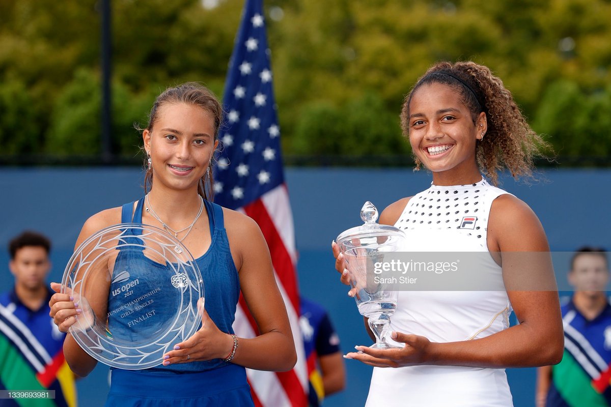 Love these trophy pics - and that smile. ❤️ #RobinMontgomery #USOpen

📸: Getty/Sarah Stier